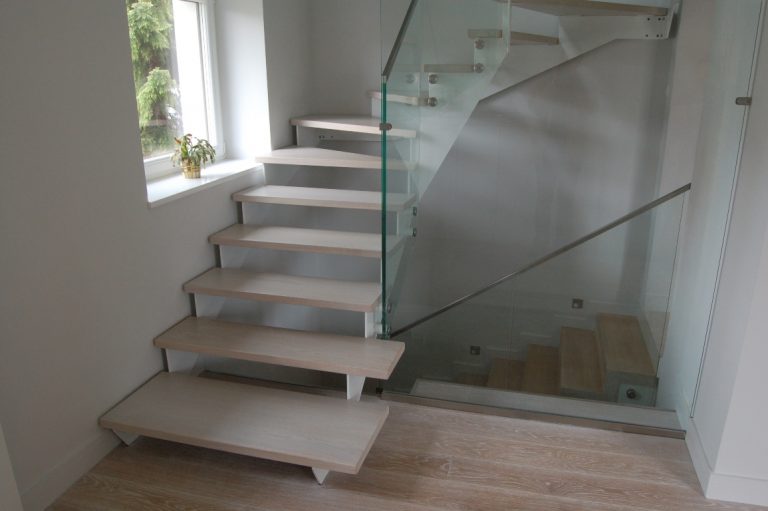 Czy warto wybrać szklane schody do swojego wnętrza?