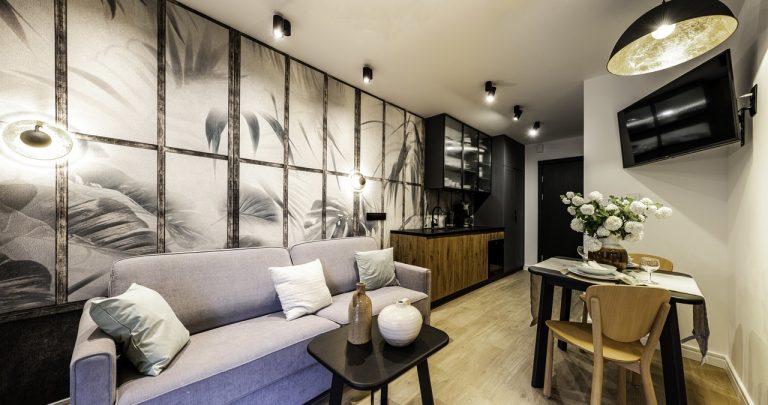 Mała kawalerka, wielkie możliwości – 5 trików, które optycznie powiększą przestrzeń